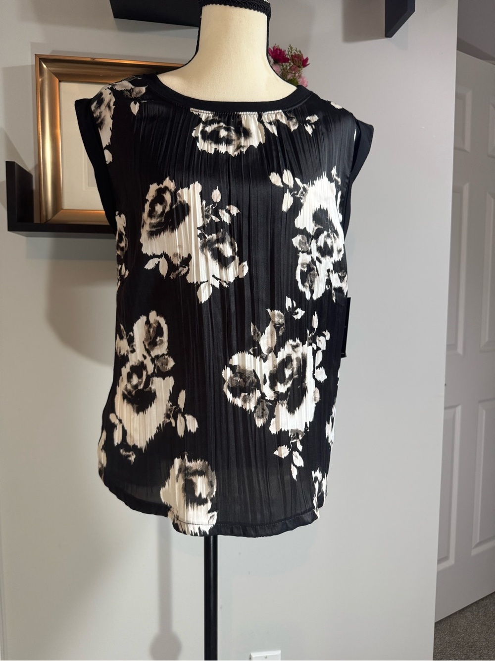 Liverpool Black & White Floral Pleated Sleeveless Top